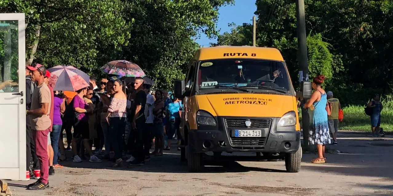 Un grupo de personas esperan la 'gacela' que cubre el trayecto Cotorro-Vedado, este martes