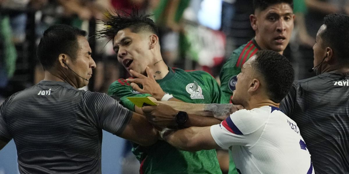 Brawl with Dest and César Montes in the United States' win over Mexico (3-0)