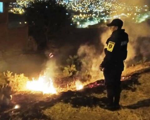 Brigades carry out operations to put out bonfires in San Juan in Cochabamba