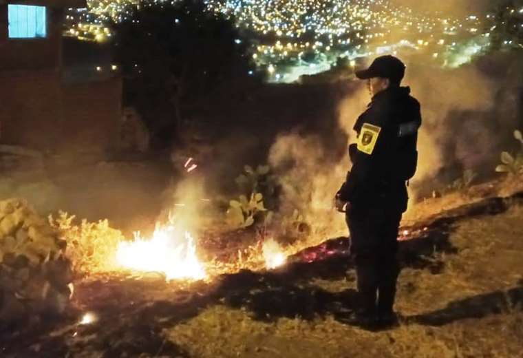 Brigades carry out operations to put out bonfires in San Juan in Cochabamba