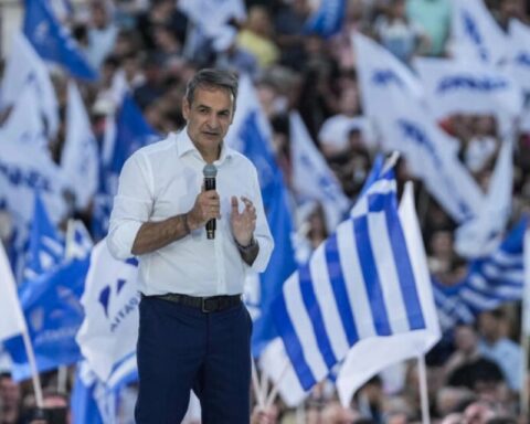 Conservative Mitsotakis easily wins elections in Greece, according to polls