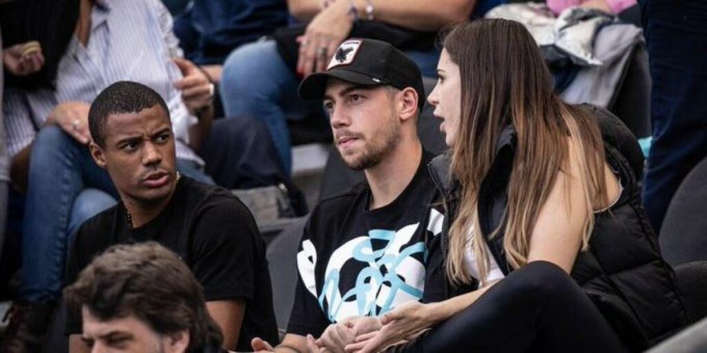 Fede Valverde encourages Uruguay at the La Plata stadium