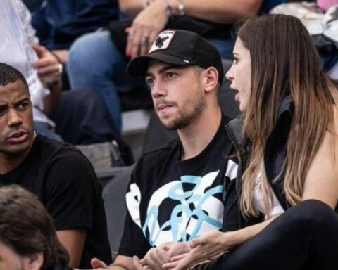 Fede Valverde encourages Uruguay at the La Plata stadium