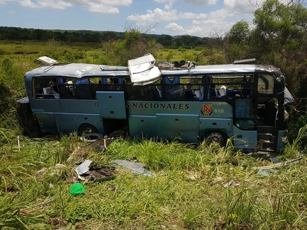 Cuatro fallecidos y más de 30 lesionados en accidente masivo