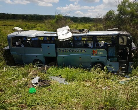 Cuatro fallecidos y más de 30 lesionados en accidente masivo