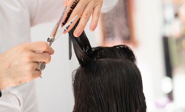 Hairdressers respond: how does the water crisis affect hair and what to do to recover it?