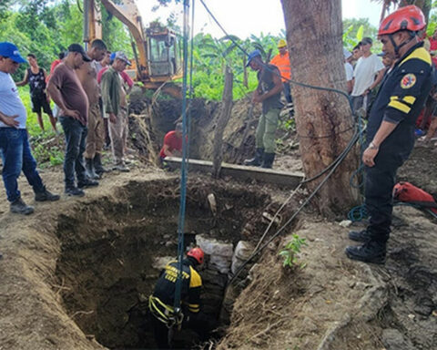 Holguín rescue teams try to get a Cuban buried in a well alive