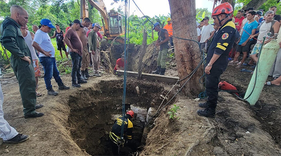 Holguín rescue teams try to get a Cuban buried in a well alive