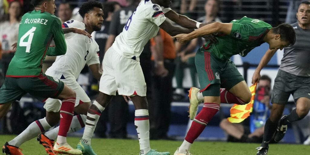 Homophobia returns to stain a match of the Mexican team