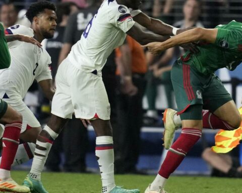 Homophobia returns to stain a match of the Mexican team