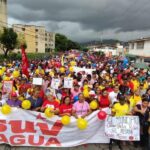 In the midst of a heavy downpour, Araguans marched against the blockade