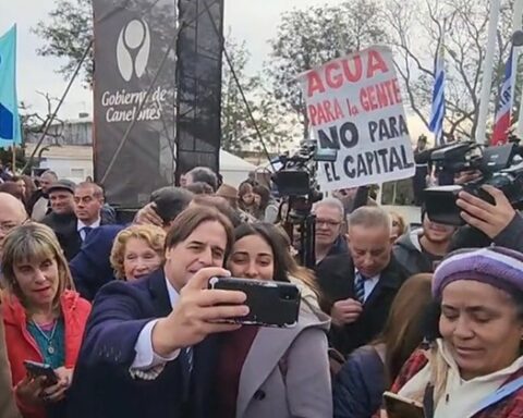 "It's not drought, it's looting": Lacalle met with a demonstration for water in Canelones