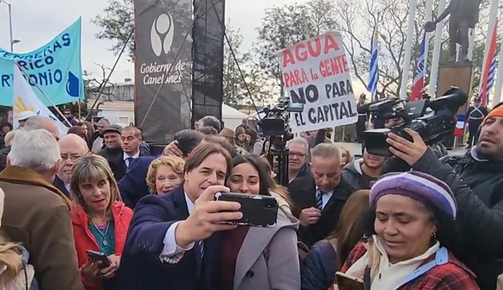 "It's not drought, it's looting": Lacalle met with a demonstration for water in Canelones