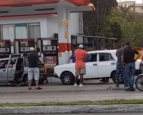 Cola para comprar gasolina en La Habana, combustible