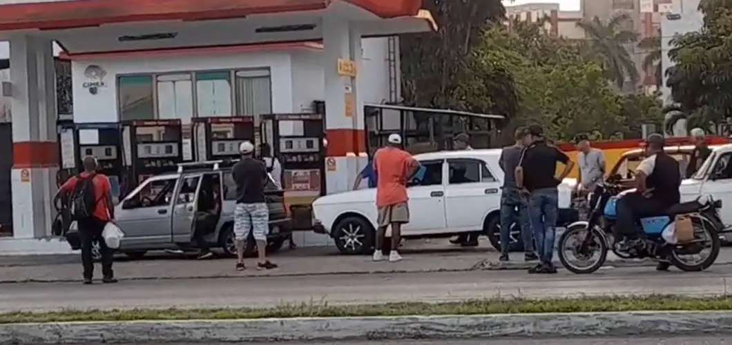 Cola para comprar gasolina en La Habana, combustible