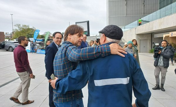 Lacalle Pou at the Sustainable Uruguay Expo: selfie tolls and the shadow of the "greenwashing"