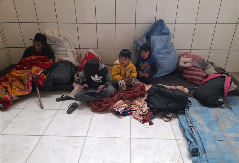 More than 100 families find refuge in a coliseum due to flooding in Cuatro Cañadas