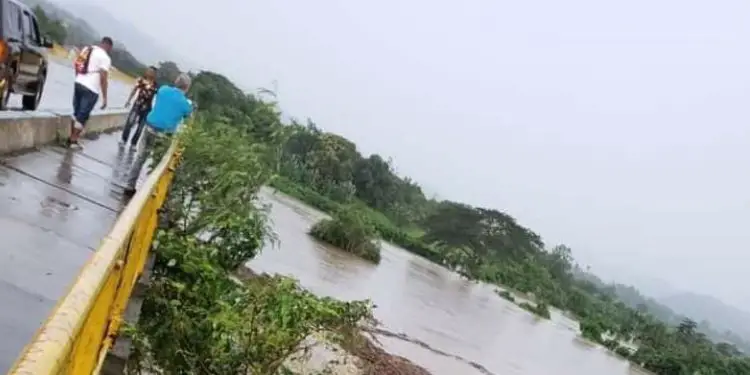 Las intensas lluvias de la última semana hicieron colapsar al puente en el aliviadero de la presa Mayarí