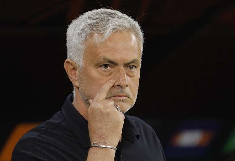 Mourinho still hasn't resolved his future and criticizes the referee after losing the Europa League