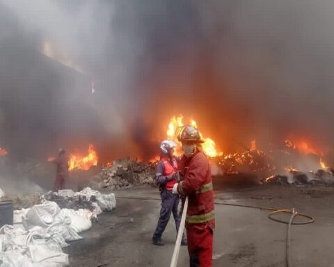 Funcionarios del SNGR extinguen incendio en la parroquia Antímano de Caracas