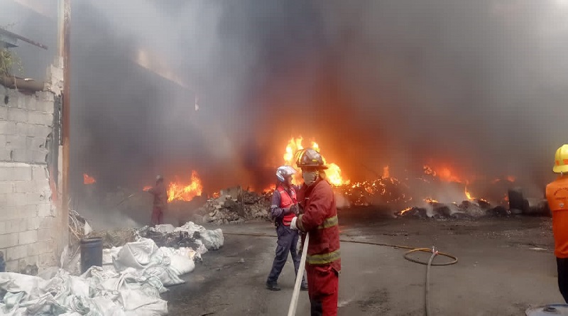 Funcionarios del SNGR extinguen incendio en la parroquia Antímano de Caracas