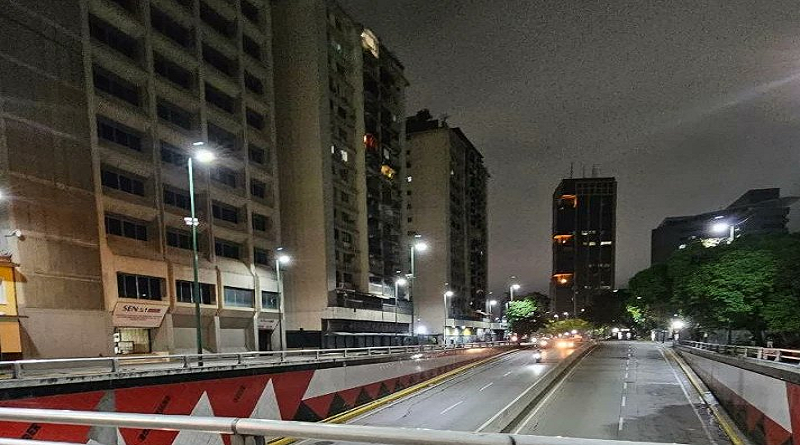 Colocan nuevas luminarias en zona rental de Plaza Venezuela