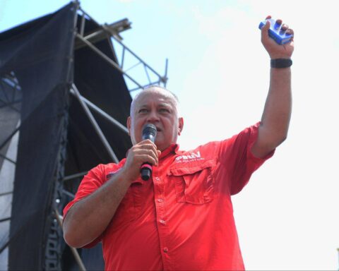 PSUV mobilizes in Caracas in support of the National Government