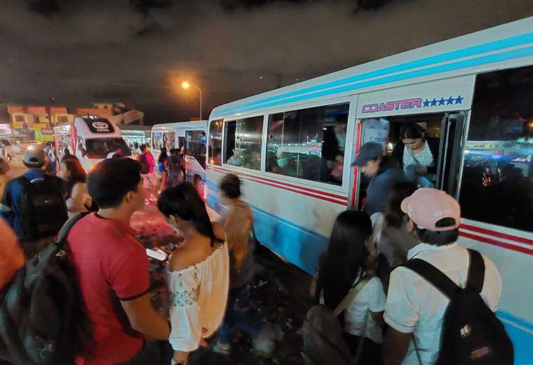 Passengers travel like 'sardines' in buses that exceed their capacity