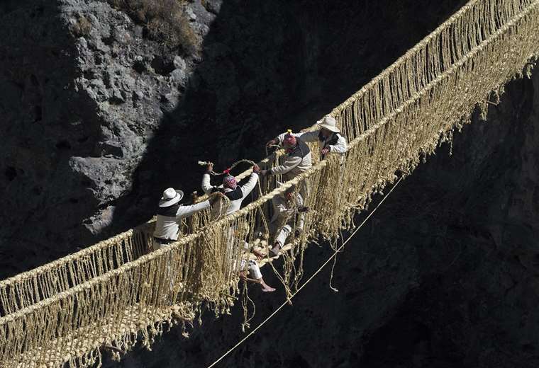 Peru: the rite that revives the last Inca rope bridge in the world