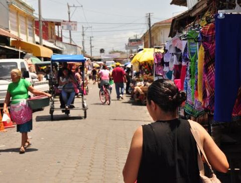 1.Comerciantes esperaban buenas ventas para el Día de la Madre y del Padre, pero fueron bajas.