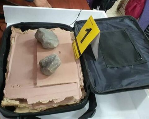 Scammers deliver a briefcase with stones and cardboard to merchants who wanted to receive dollars in exchange for Bs 770,000