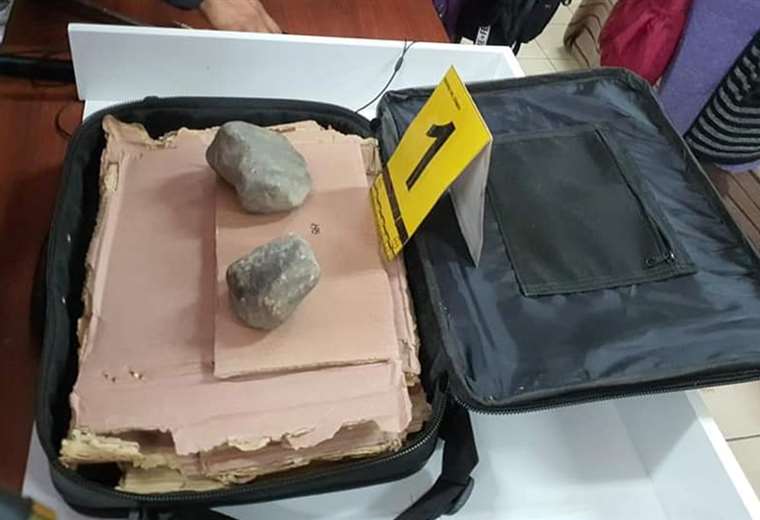 Scammers deliver a briefcase with stones and cardboard to merchants who wanted to receive dollars in exchange for Bs 770,000