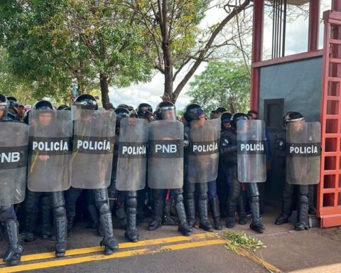 Sidor workers face picket from the PNB after almost a week of strike