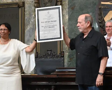 Silvio Rodríguez recibe el título de doctor 'honoris causa' en Ciencias Sociales y Humanidades por la Universidad de La Habana