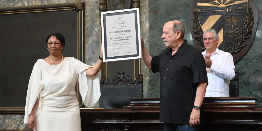 Silvio Rodríguez recibe el título de doctor 'honoris causa' en Ciencias Sociales y Humanidades por la Universidad de La Habana