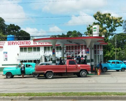 Some 300 almendrones queue for diesel at a gas station "exclusive" from Havana