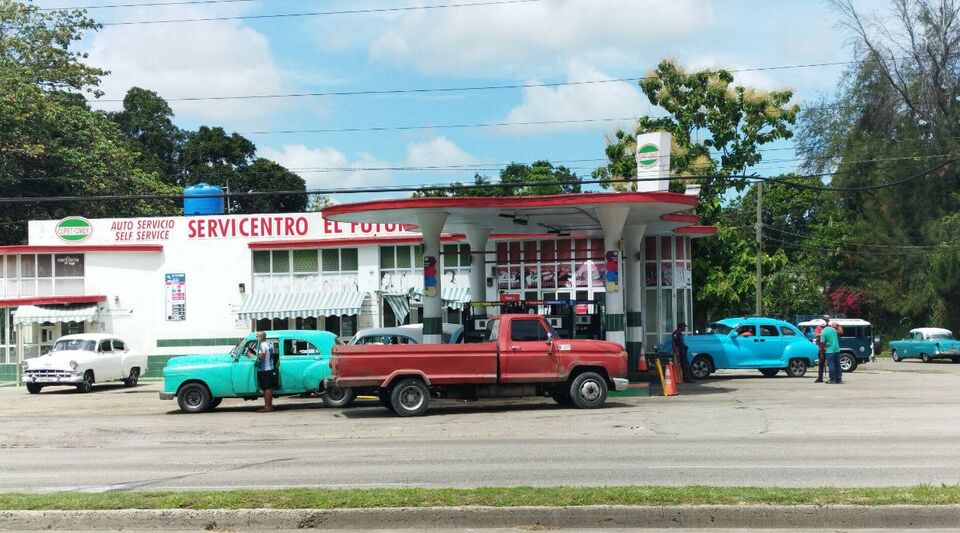 Some 300 almendrones queue for diesel at a gas station "exclusive" from Havana