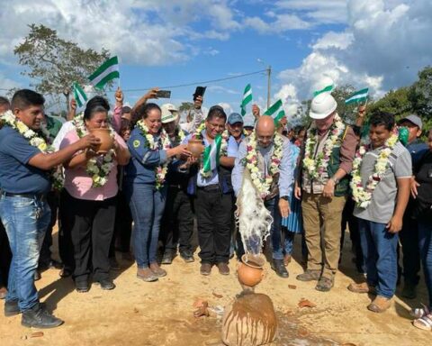 The Government begins the construction of the pavement in the North Strip in Yapacaní