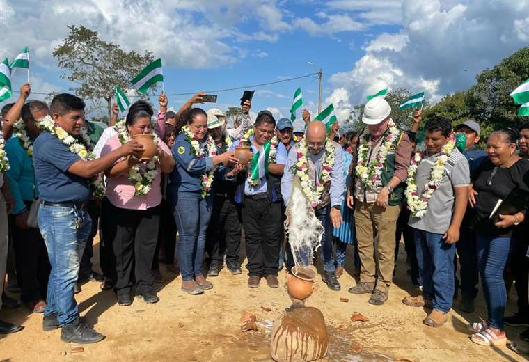 The Government begins the construction of the pavement in the North Strip in Yapacaní