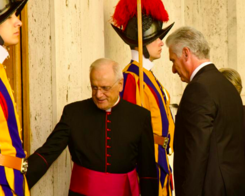 The Pope receives Díaz-Canel for 40 minutes while some Cuban opponents protest