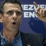 The anti-Chavista Henrique Capriles is attacked during a visit in central Venezuela