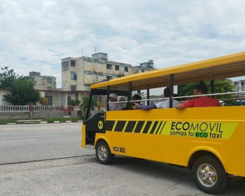 The electric minibus of Sancti Spíritus, a "invention" of the Cuban military that does not take off