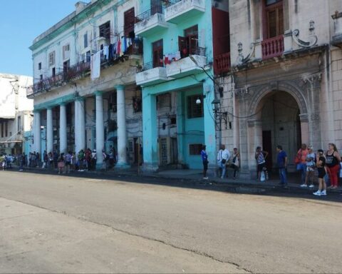 The new prices of private taxis complicate the transport of passengers in Havana