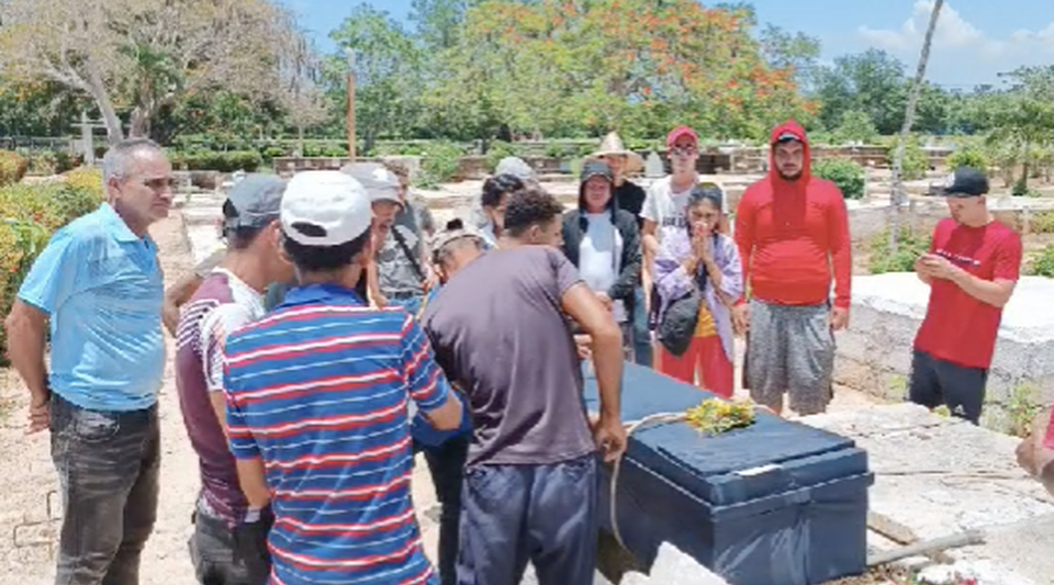 The two young Cubans who died hit by the train in Holguín committed suicide