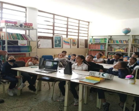 Efectúan simulacro de desalojo en Centro Educativo Arturo Michelena