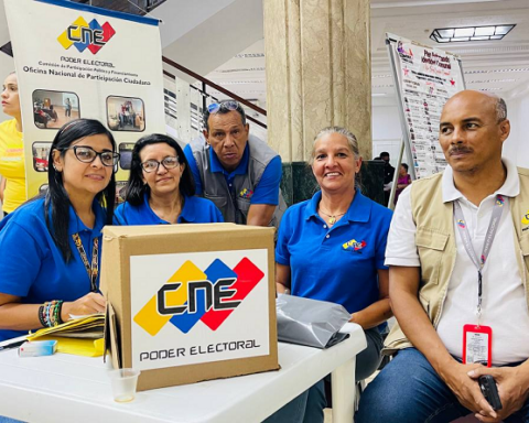 They deliver cotillions to the Electoral Commission for the election of communal councils in Caracas
