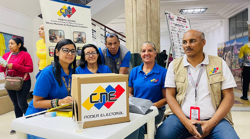 They deliver cotillions to the Electoral Commission for the election of communal councils in Caracas