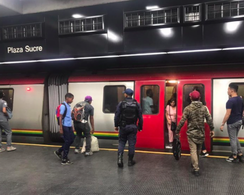 They promote security device in the Caracas Metro