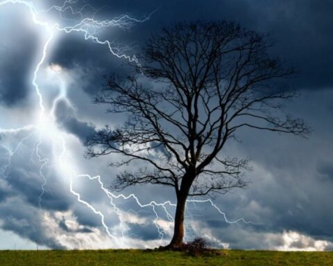 Three Nicaraguans are hospitalized after receiving lightning discharges