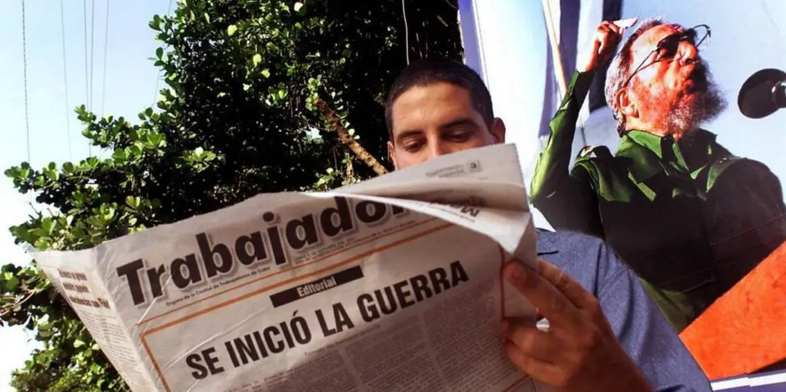 Un cubano lee el periódico Trabajadores